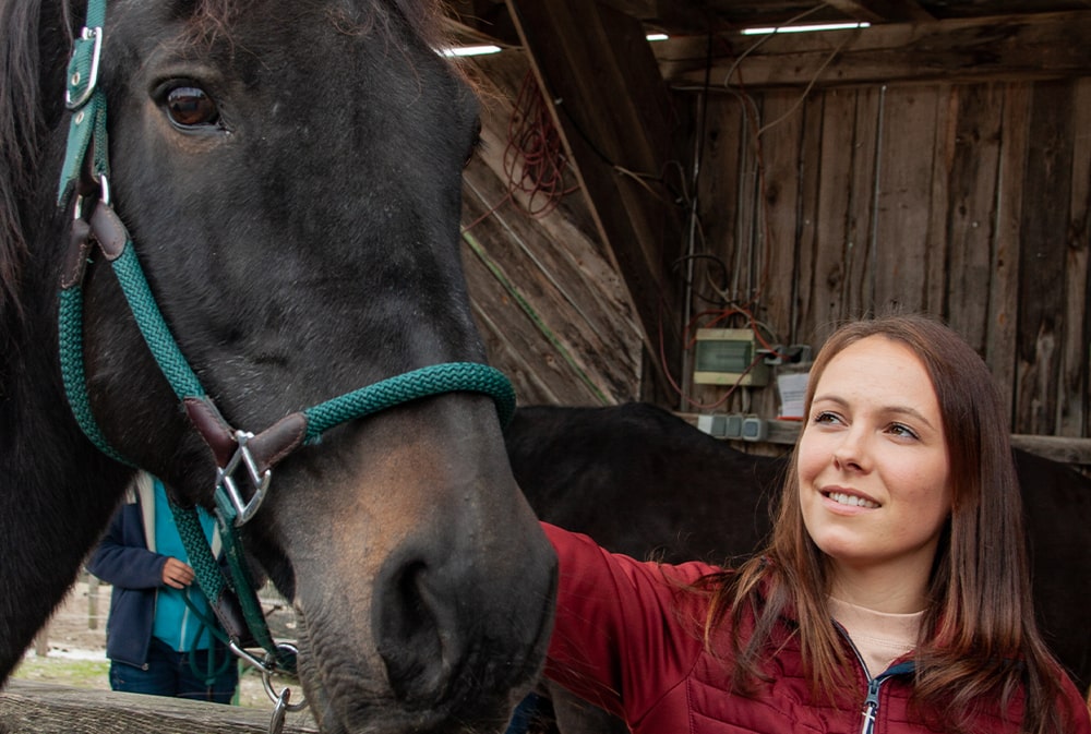 Uli-Jonas-Heilpraktikerin-Pferdegestützte-Therapie-Tiergestützte-Therapeutisches-Reiten-Pferde-München-Bayern-min